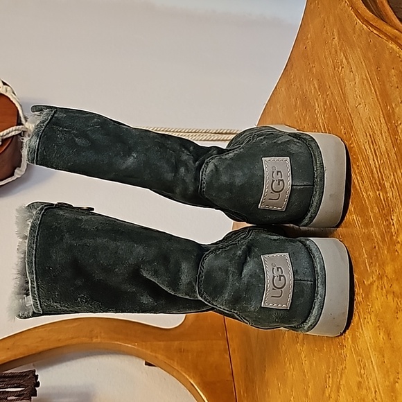 UGG Classic Short Bailey Zip Boot - Picture 2 of 5